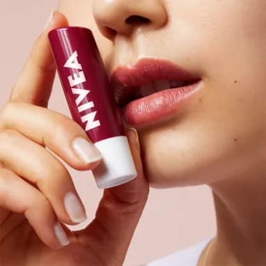 NIVEA Protector Labial Humectante Blackberry Shine x 4,8grs.