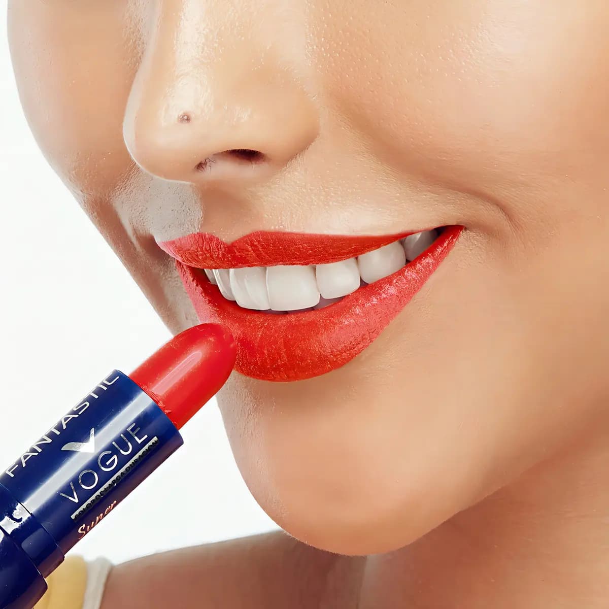 Labial en barra Vogue Fantastic Tono Rojo Chino